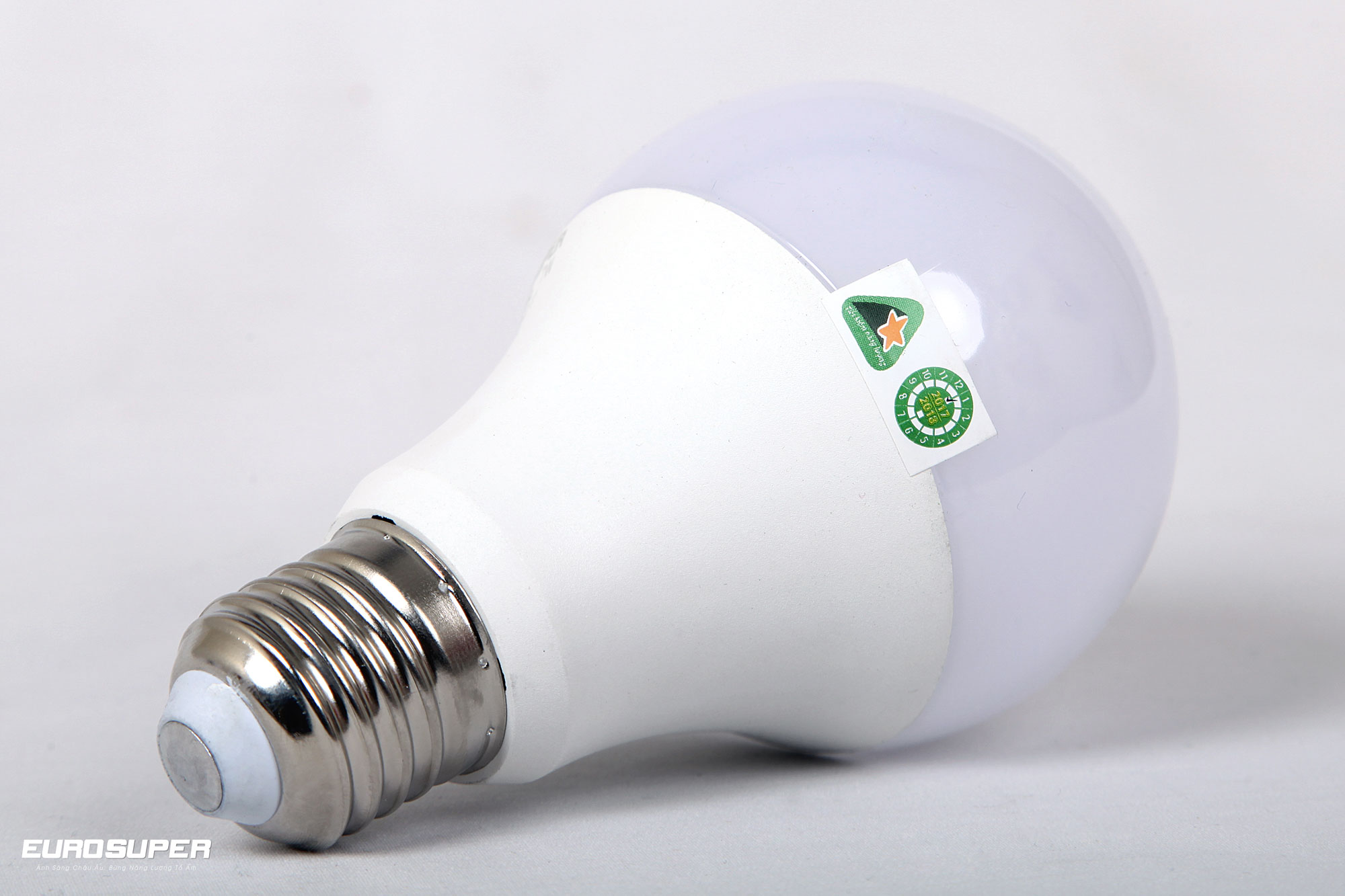 EUROSUPER: NHUNG UI DIEM CUA LED BULB EUROSUPER SO VOI COMPACT