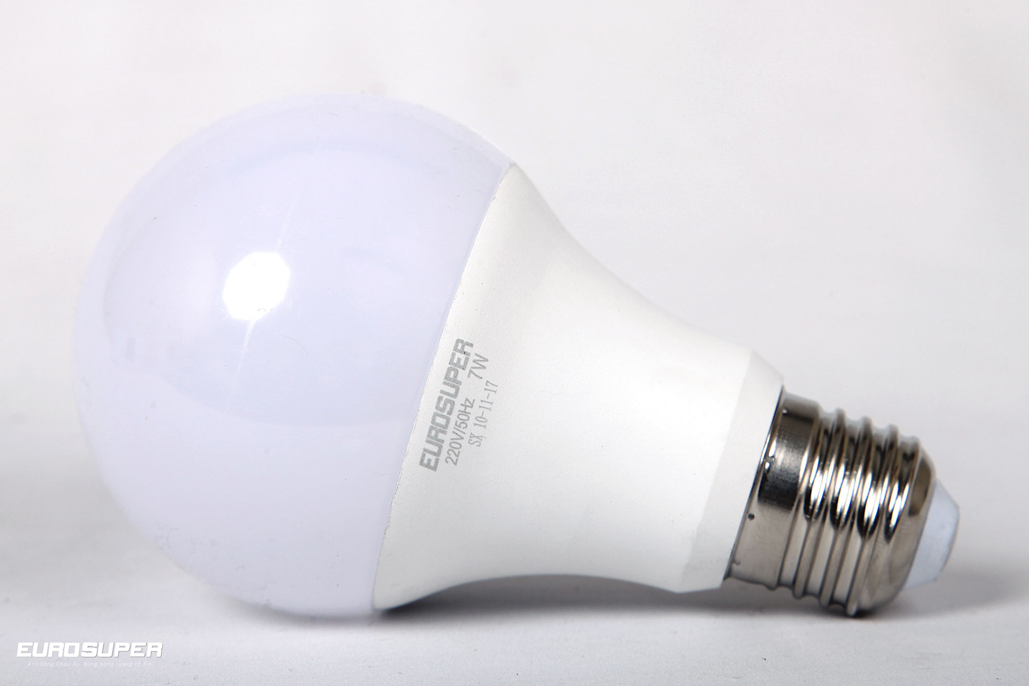 EUROSUPER: NHUNG UI DIEM CUA LED BULB EUROSUPER SO VOI COMPACT